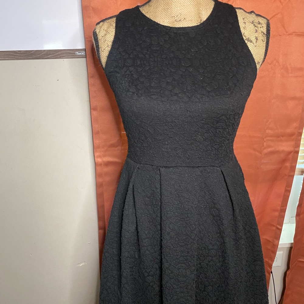 Black sleeveless dress